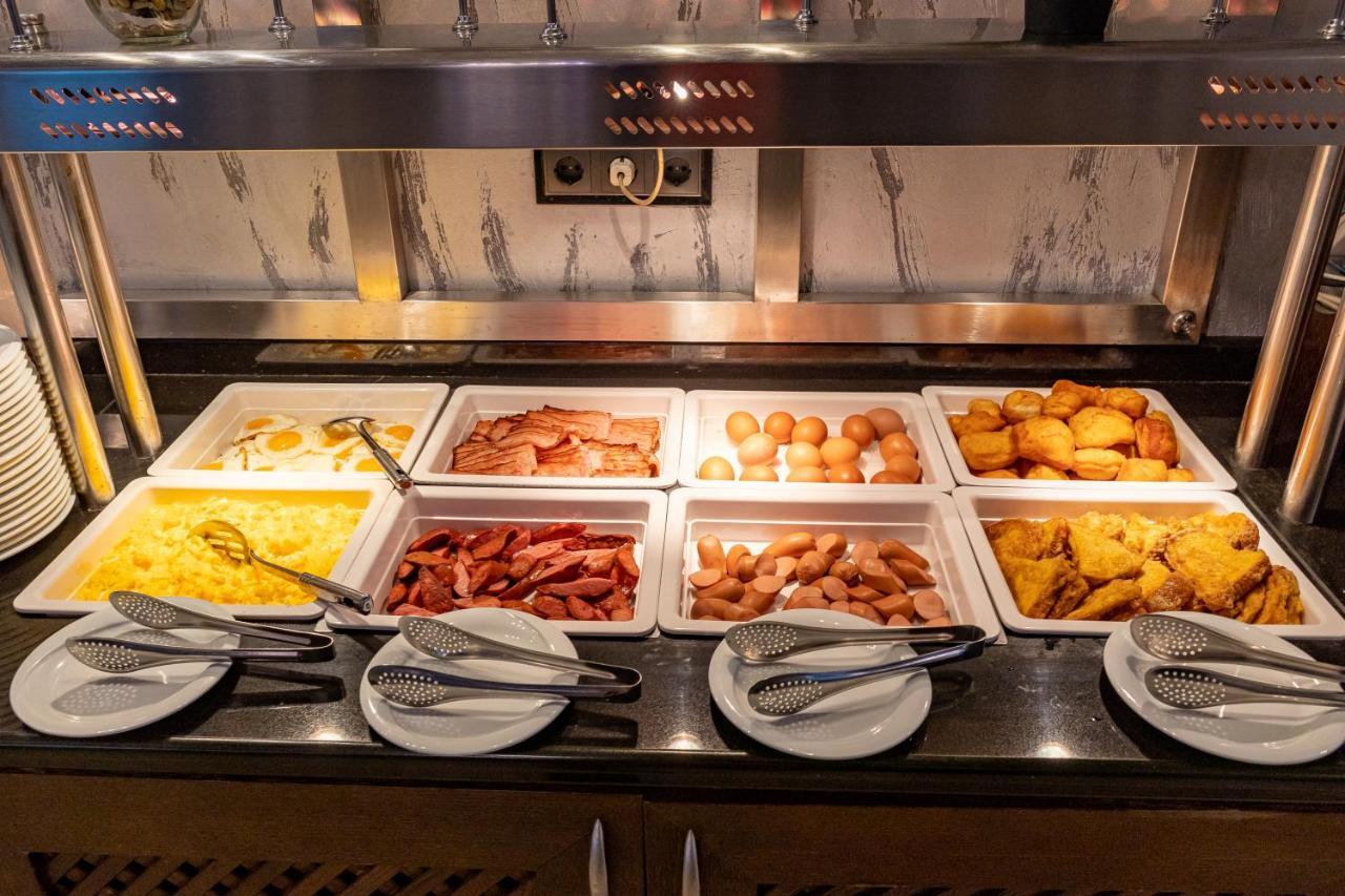 Spa Hotel Persenk Devin Exteriér fotografie A bain-marie with food