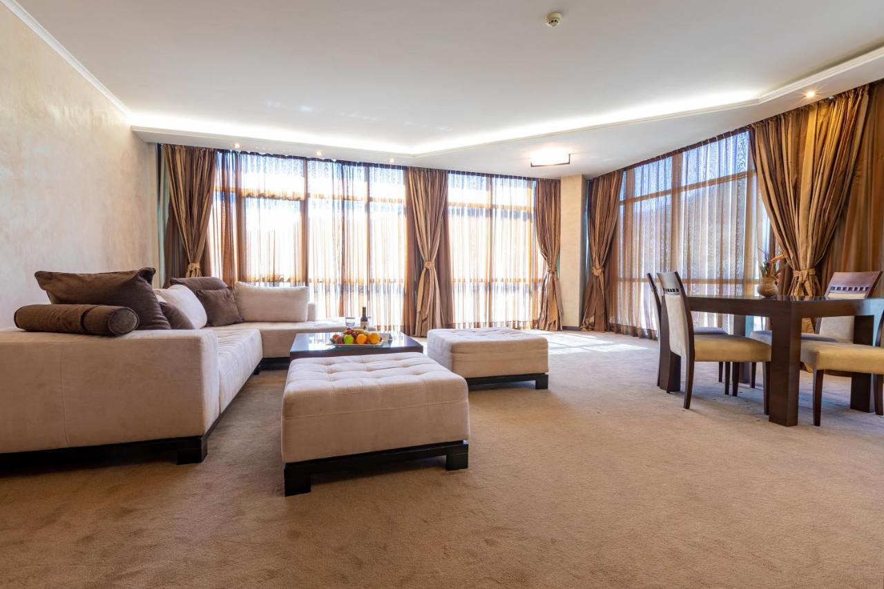 Spa Hotel Persenk Devin Exteriér fotografie A living room with carpet flooring