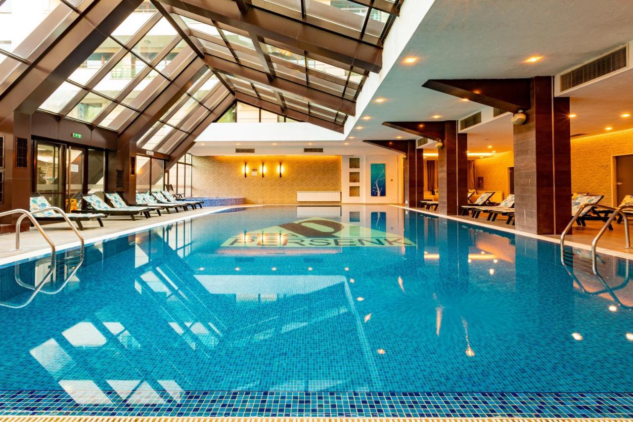 Spa Hotel Persenk Devin Exteriér fotografie The swimming pool at the hotel