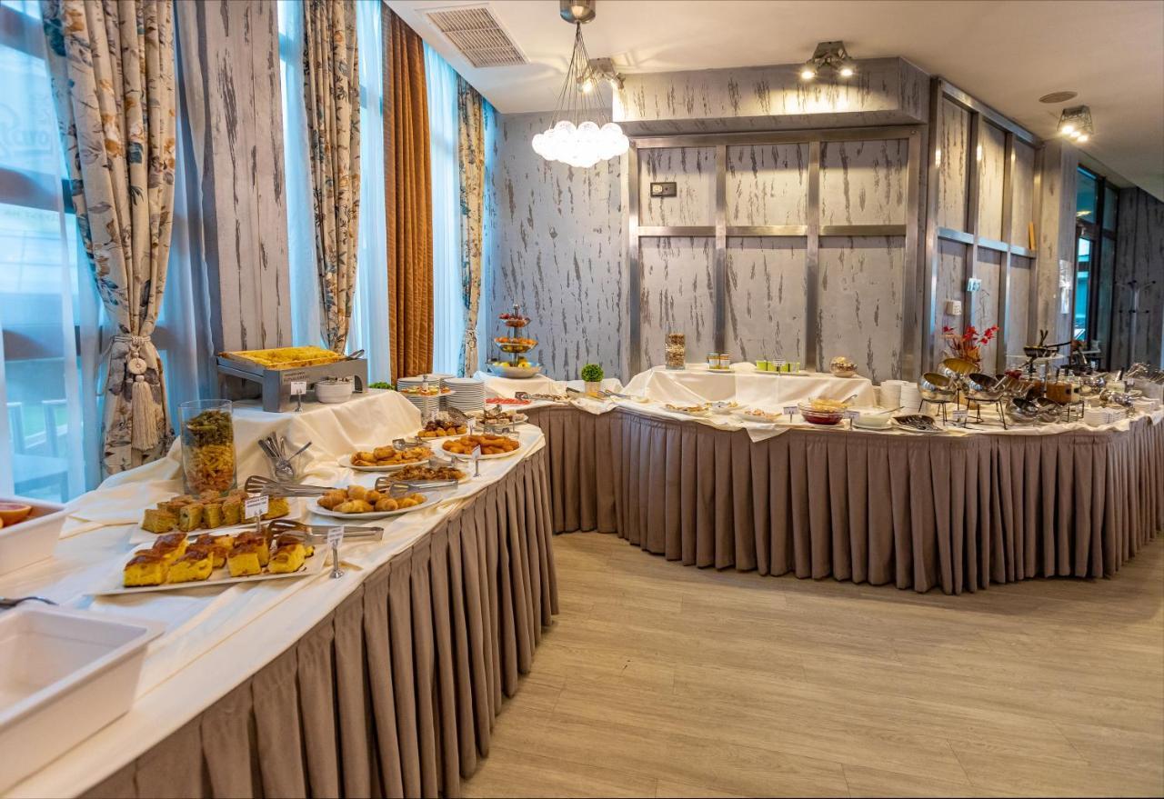 Spa Hotel Persenk Devin Exteriér fotografie A buffet at a hotel