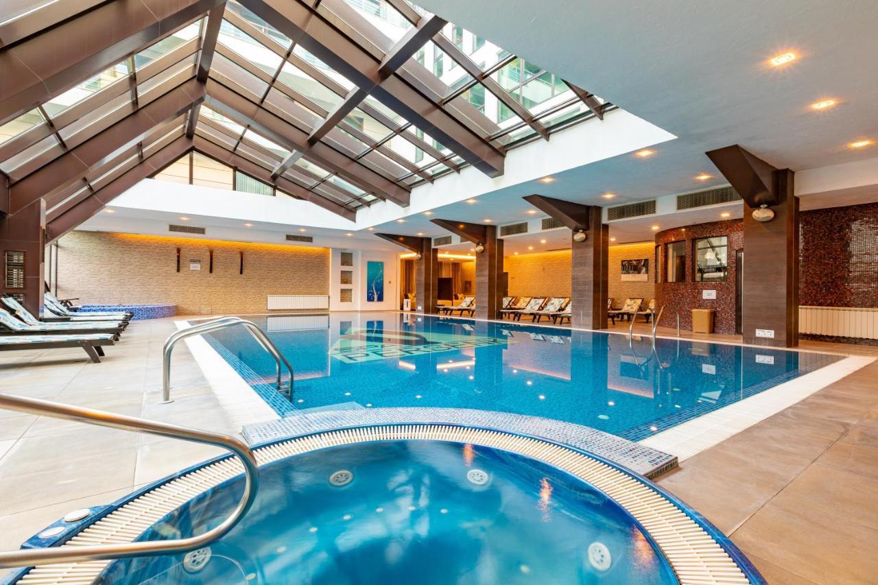 Spa Hotel Persenk Devin Exteriér fotografie The swimming pool at the hotel