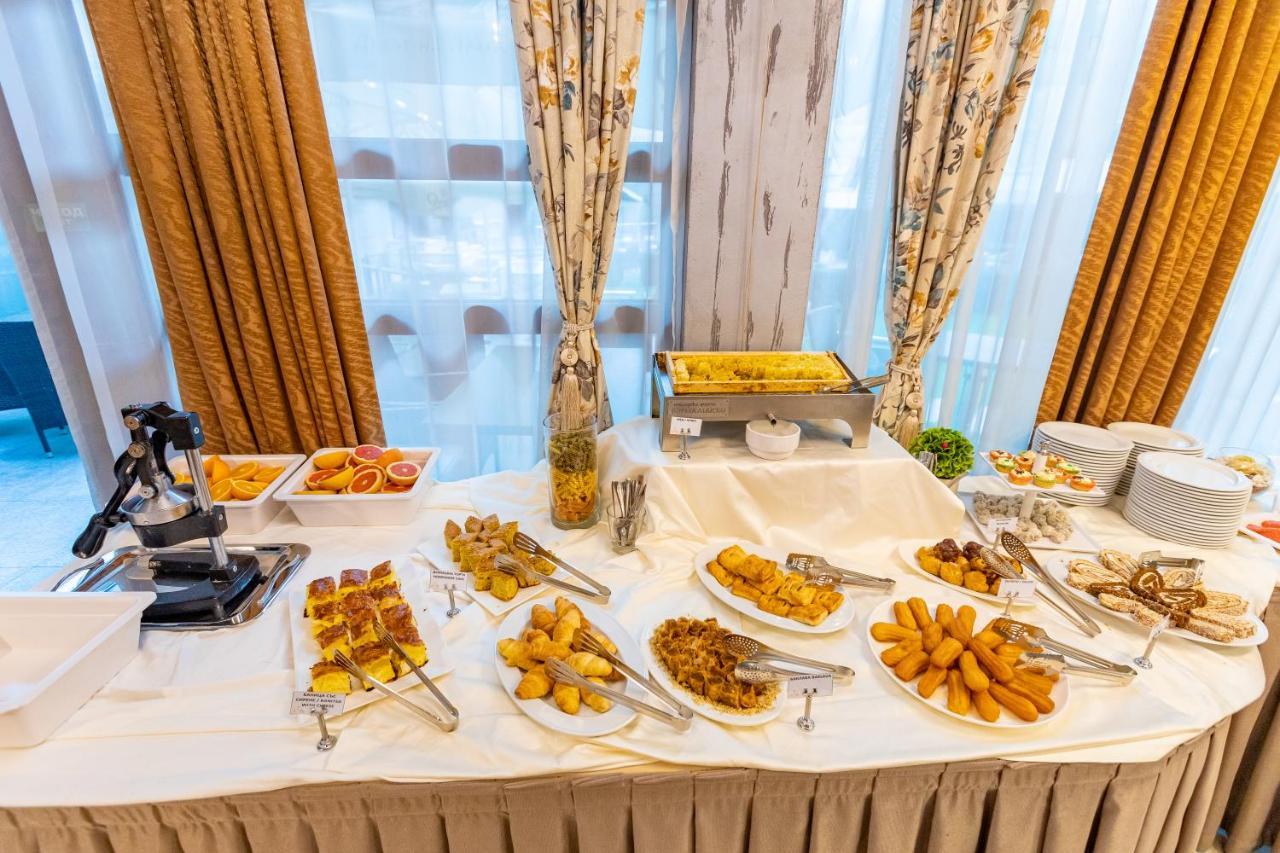Spa Hotel Persenk Devin Exteriér fotografie A buffet table with a selection of Indian snacks