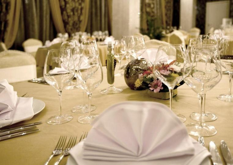 Spa Hotel Persenk Devin Exteriér fotografie A table set for a formal dinner