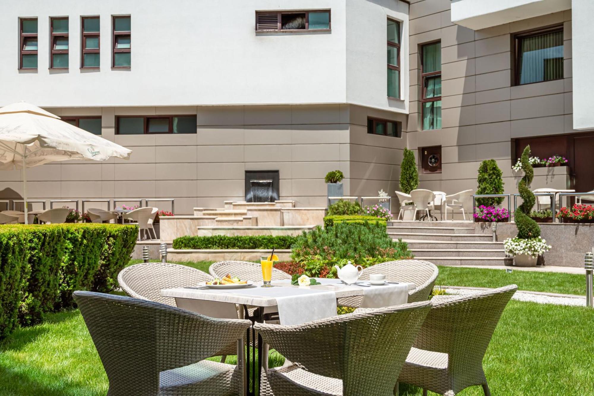 Spa Hotel Persenk Devin Exteriér fotografie The hotel's garden