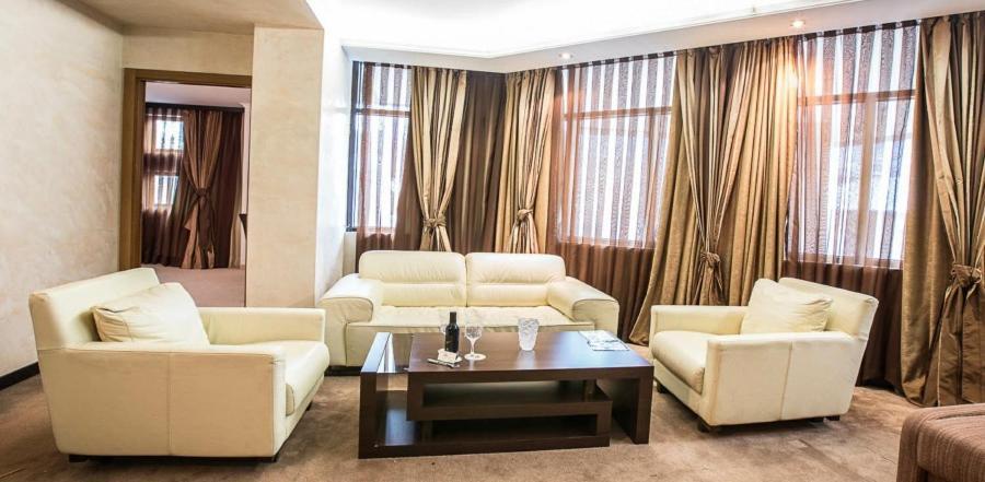 Spa Hotel Persenk Devin Pokoj fotografie A living room with curtains