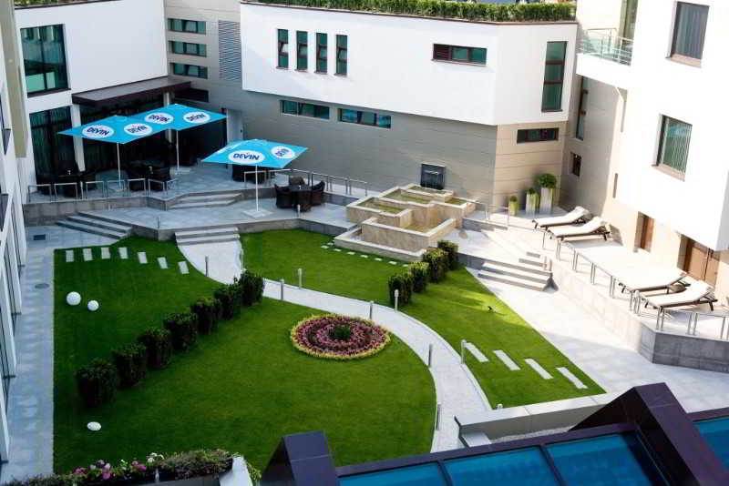 Spa Hotel Persenk Devin Exteriér fotografie The hotel's courtyard