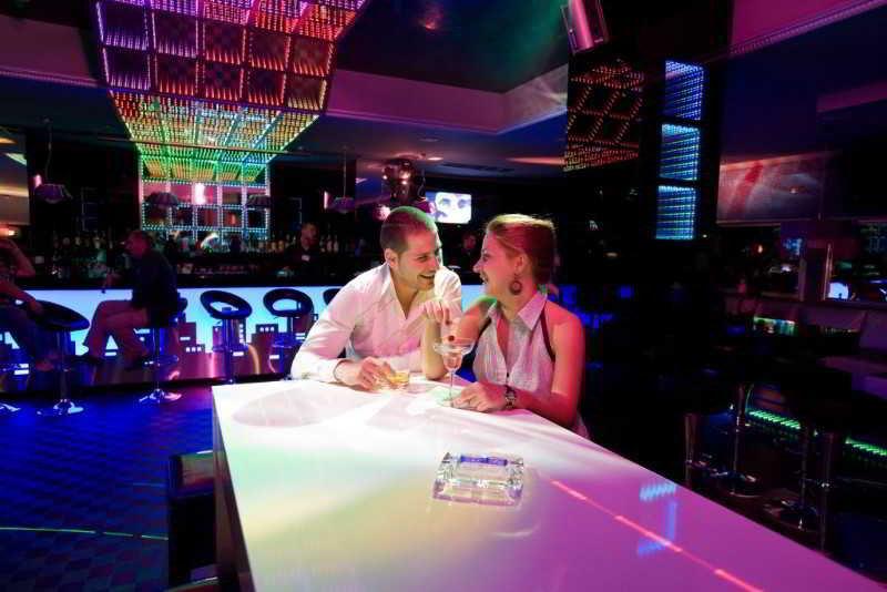 Spa Hotel Persenk Devin Exteriér fotografie The bar at the nightclub