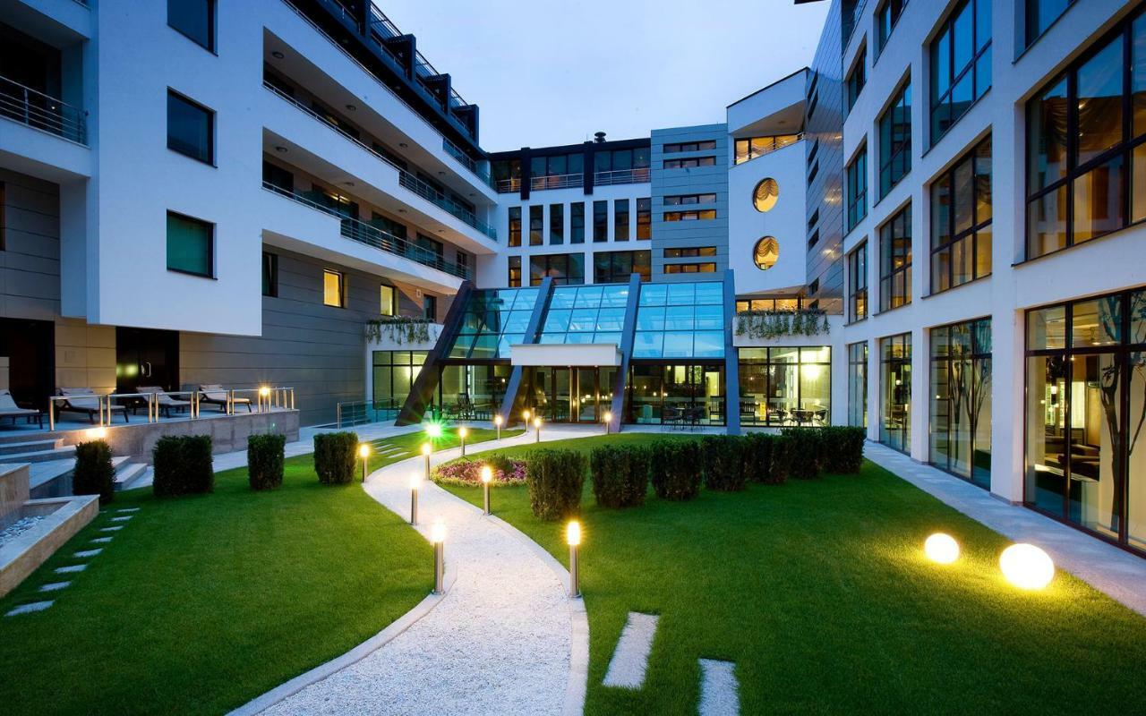 Spa Hotel Persenk Devin Exteriér fotografie The hotel's courtyard